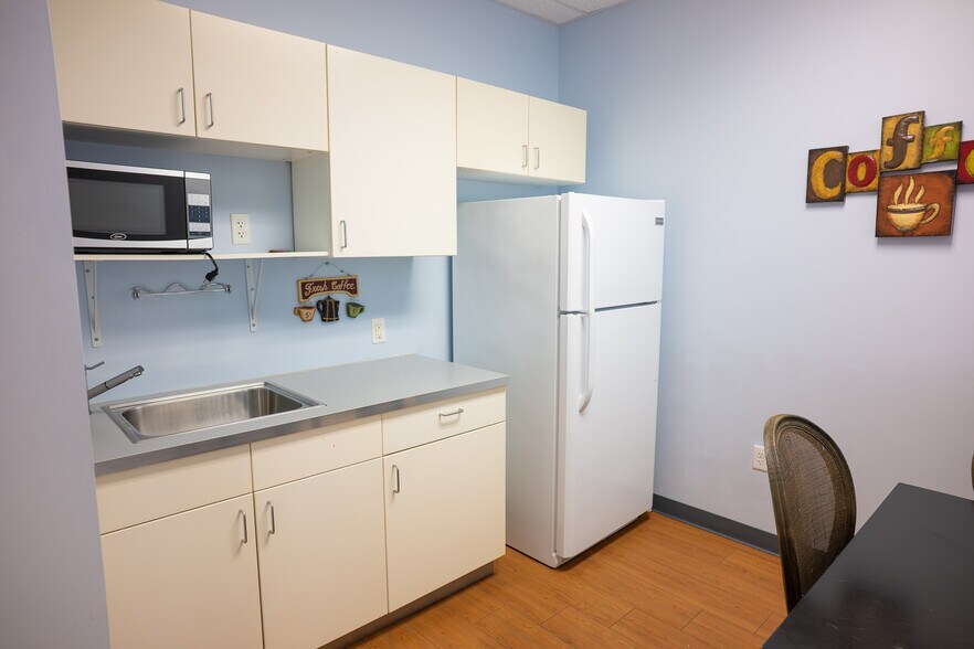 More Photos Of 2439 Country Place Blvd, Trinity Medical For Lease