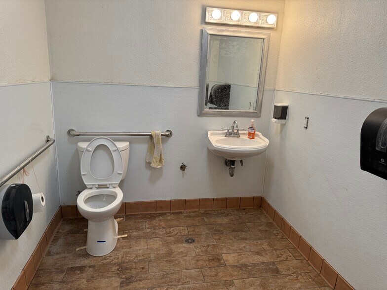 More Photos Of 1272 4th St, Los Banos Office For Lease