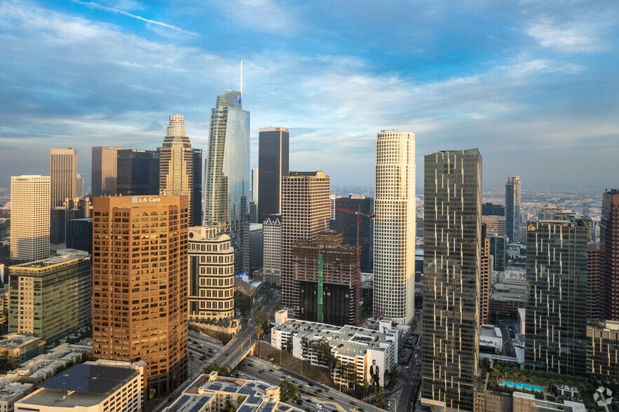 More Photos Of 725 S Figueroa St, Los Angeles Office For Lease