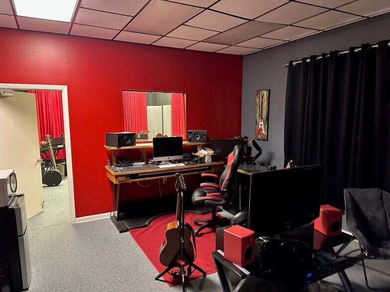 More Photos Of 325 Scarlett Blvd, Oldsmar Warehouse For Sale