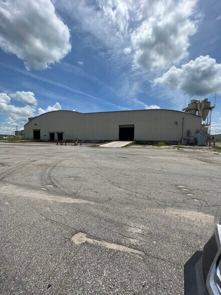 More Photos Of 1972 Gardner Blvd, Holly Hill Warehouse For Lease