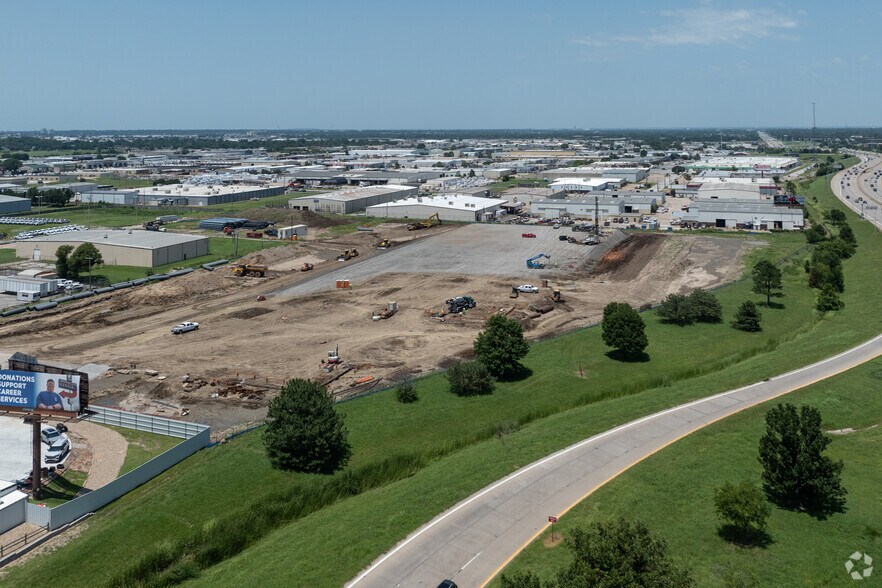 More Photos Of 10305 E 61st St, Tulsa Distribution For Lease