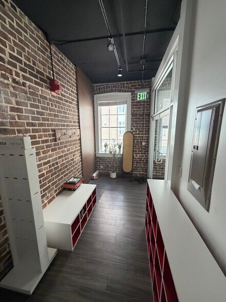 More Photos Of 10 Whitaker St, Savannah Storefront Retail Residential For Lease
