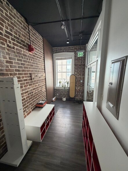 More Photos Of 10 Whitaker St, Savannah Storefront Retail Residential For Lease