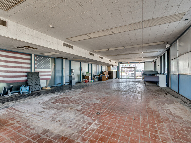 More Photos Of 2812 S Walker Ave, Oklahoma City Auto Dealership For Sale