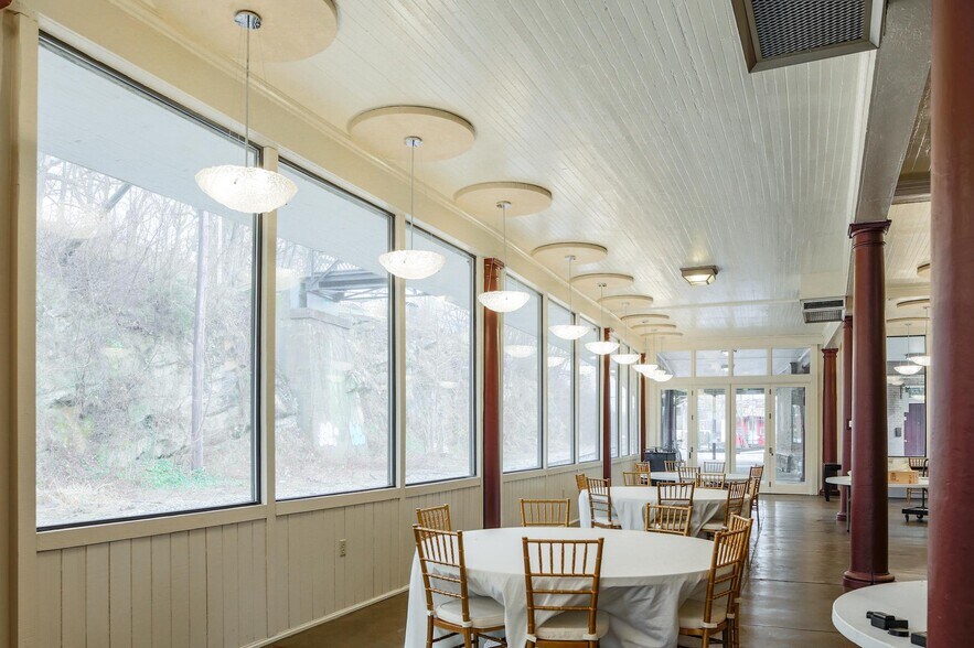 More Photos Of 12 Middlebrook Ave, Staunton Restaurant For Lease