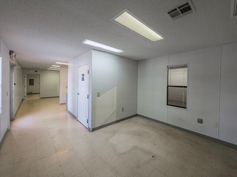 More Photos Of 19300 Valdosta Hwy, Valdosta Light Distribution For Lease