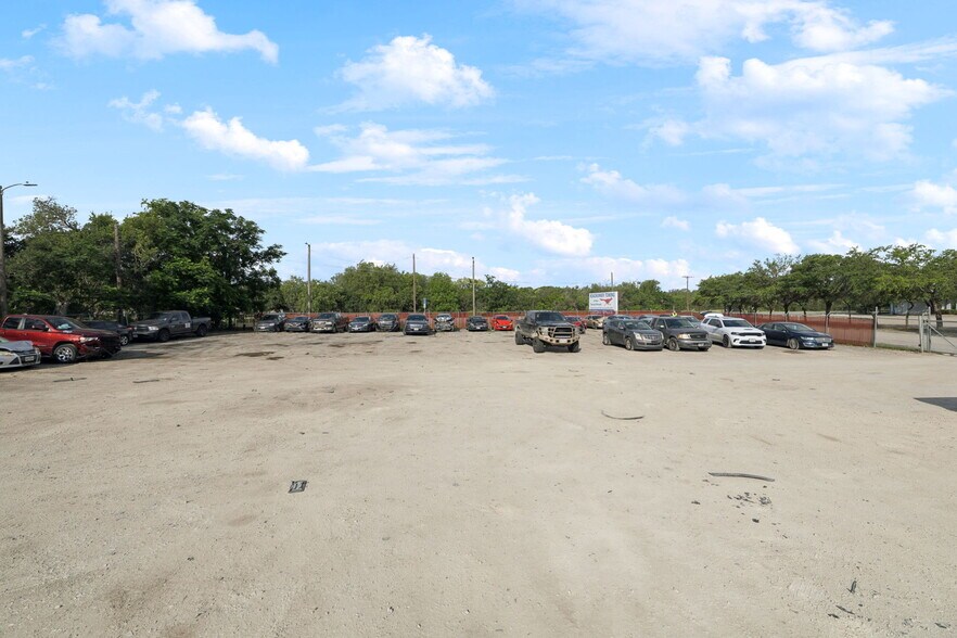 More Photos Of 100 Pecan Dr, Schertz Service For Sale