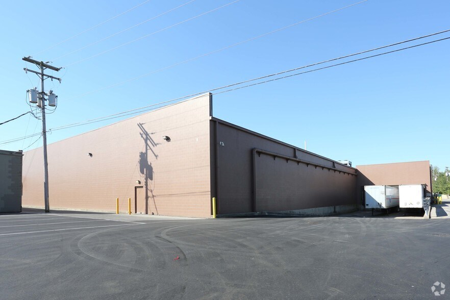 More Photos Of 215-305 E Lewis & Clark Pky, Clarksville Storefront For Lease