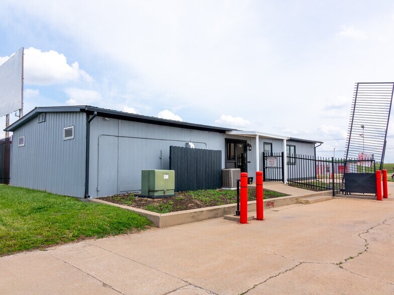 More Photos Of 6209 W Kellogg Dr, Wichita Self Storage For Lease