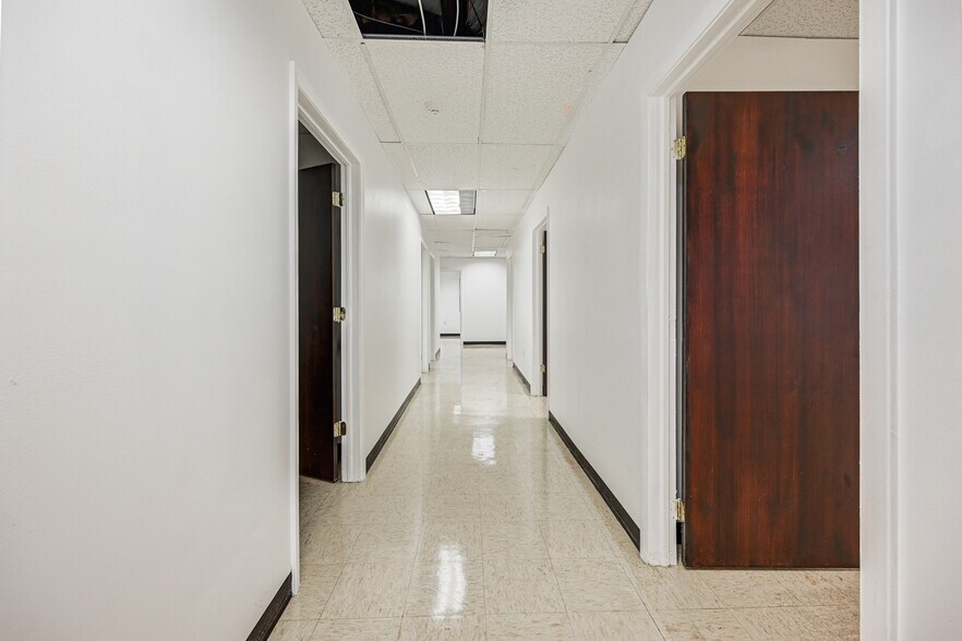 More Photos Of 20 Willow Springs Cir, York Warehouse For Lease