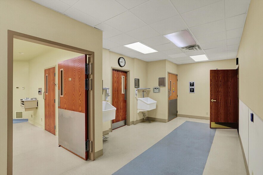 More Photos Of 711 W Gardner Dr, Marion Medical For Sale