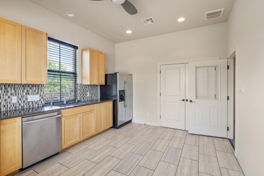 More Photos Of 105 Applewood Dr, Cedar Creek Office For Sale