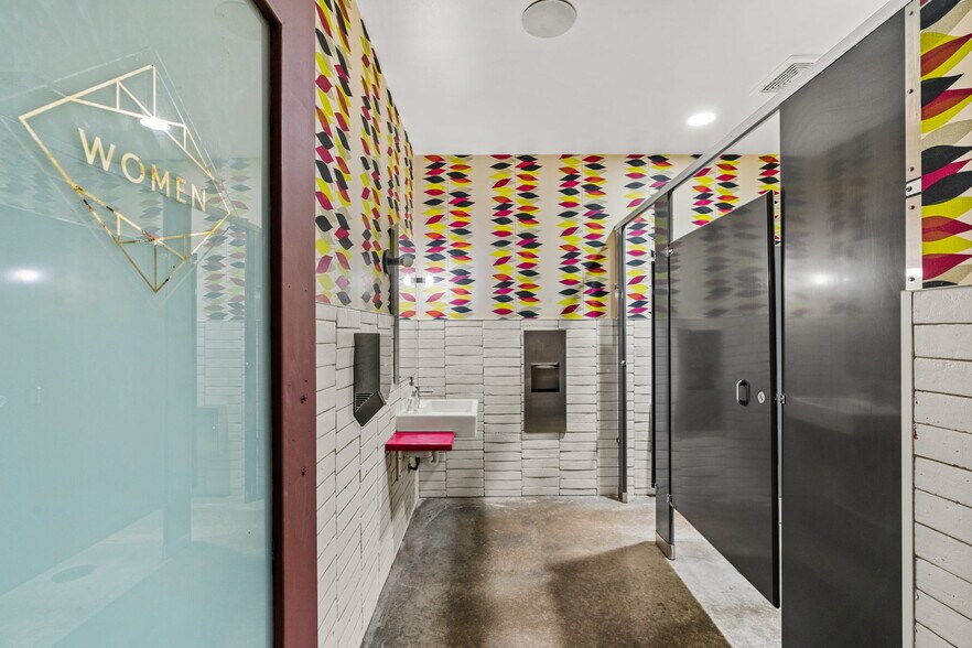 More Photos Of 2708 E Cesar Chavez St, Austin Restaurant For Sale