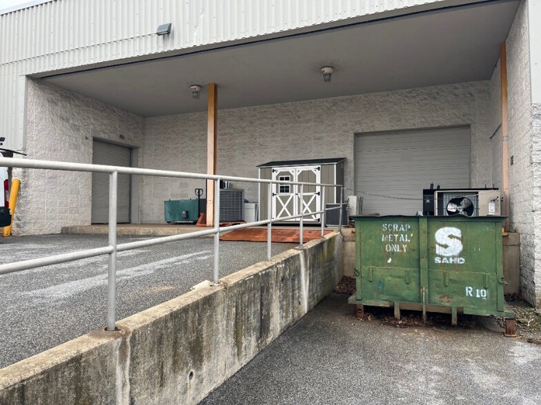 More Photos Of 2101 Pennsylvania Ave, York Manufacturing For Sale