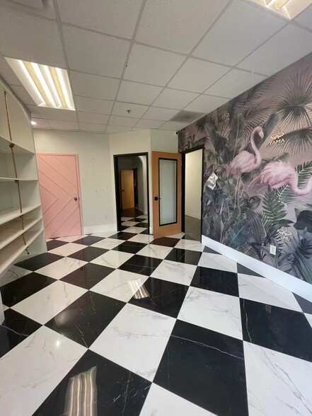 More Photos Of 7075 Kingspointe Pky, Orlando Showroom For Lease