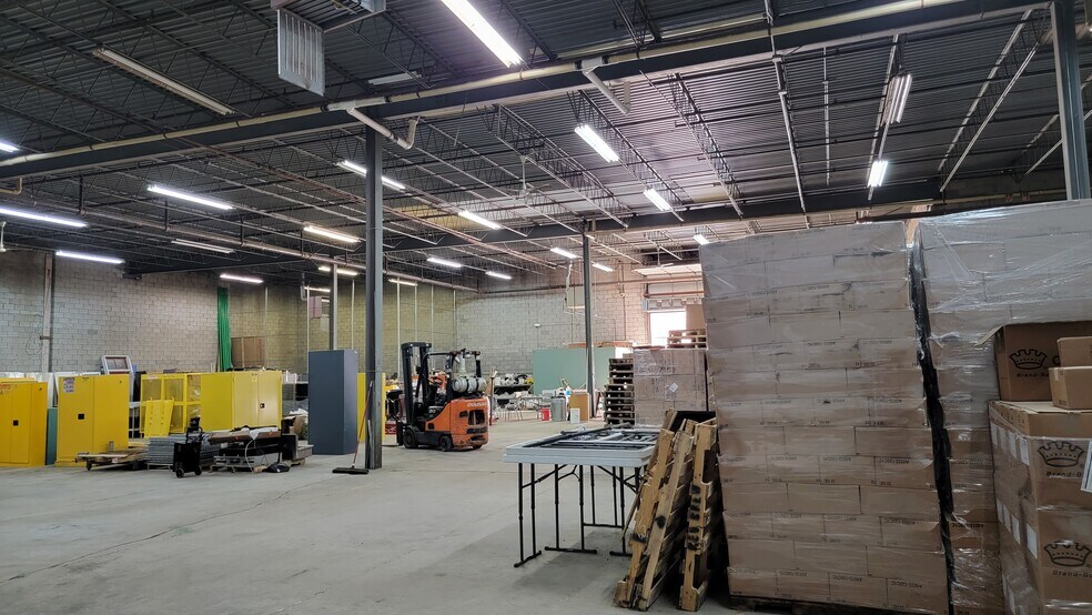 More Photos Of 227-241 S River St, Aurora Warehouse For Lease