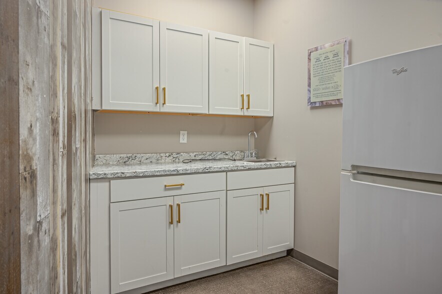 More Photos Of 1105 E County Line Rd, Lakewood Office For Lease