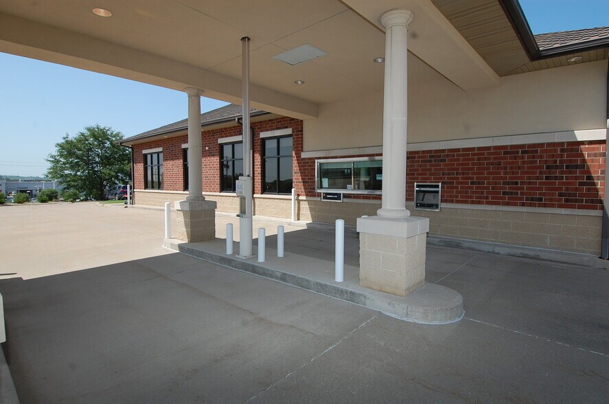 More Photos Of 640 Highway 1 W, Iowa City Office For Sale