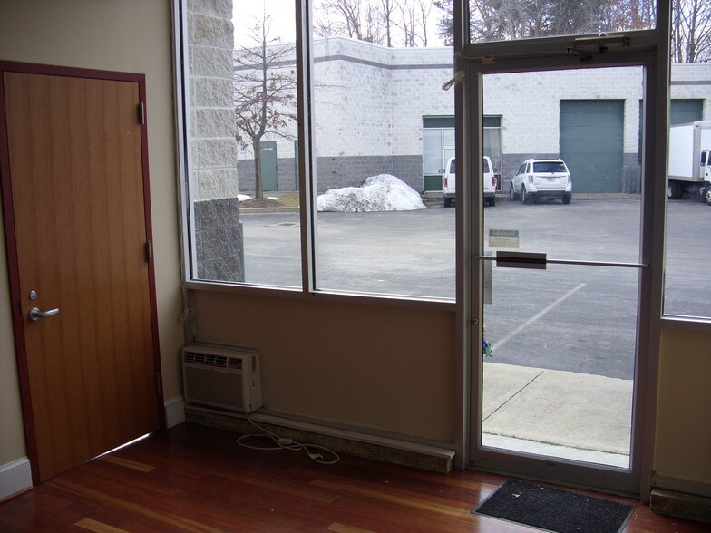 More Photos Of 11050 Livingston Rd, Fort Washington Warehouse For Lease