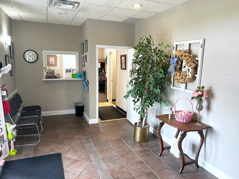 More Photos Of 1721 McIntosh Dr, Bowling Green Office For Sale