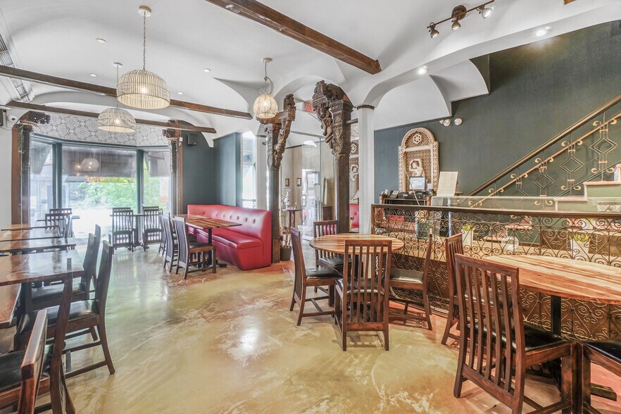 More Photos Of 1450 Rue Crescent, Montréal Restaurant For Lease