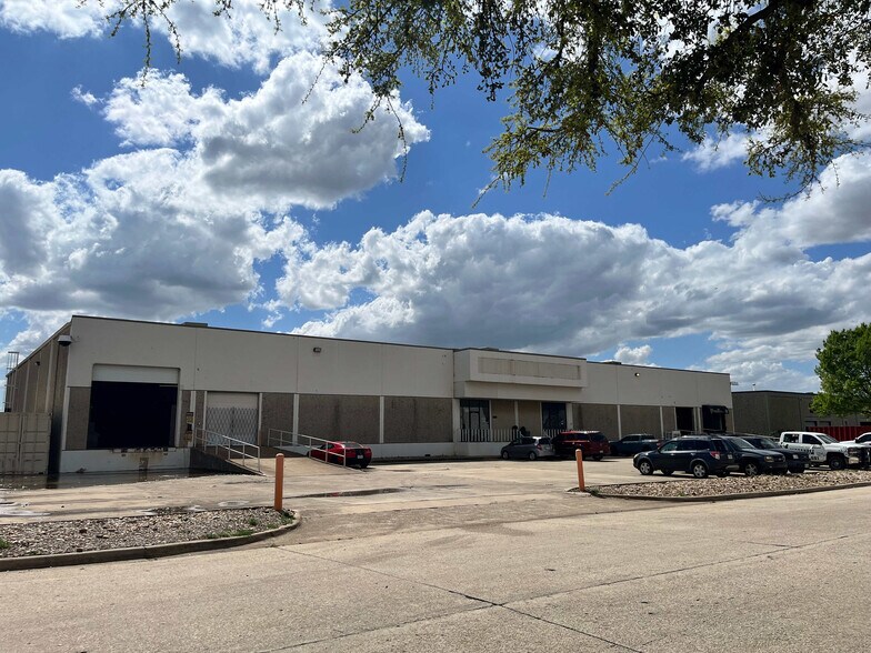 More Photos Of 4120 Billy Mitchell Dr, Addison Distribution For Lease