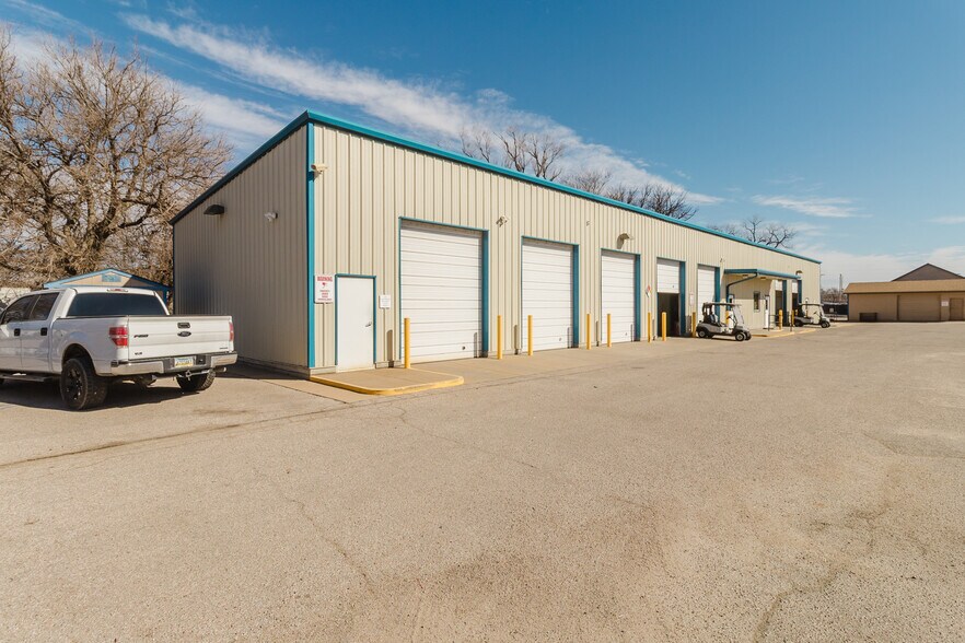 More Photos Of 3101 S Broadway St, Wichita Freestanding For Sale