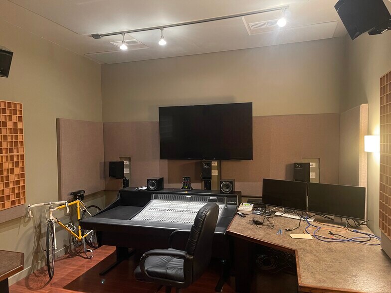 More Photos Of 419 S Flower St, Burbank Light Manufacturing For Sale