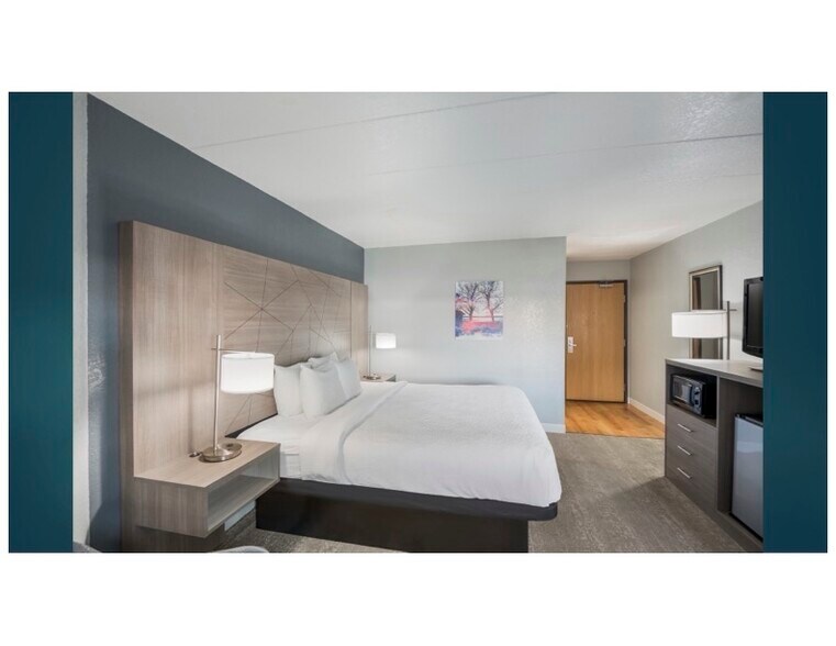 More Photos Of 2902 E DuPont Rd, Fort Wayne Hotel For Sale