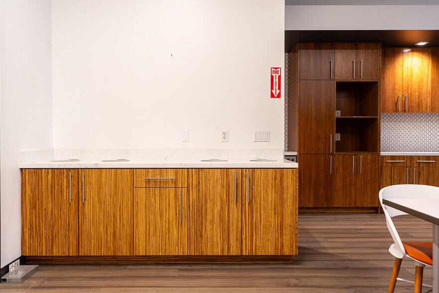 More Photos Of 6675 Mesa Ridge Rd, San Diego Office For Lease