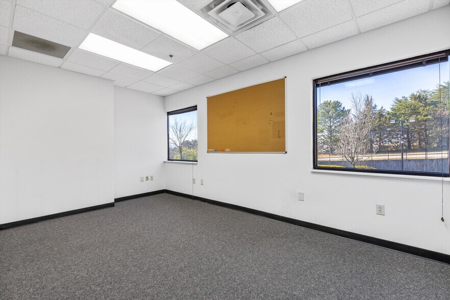More Photos Of 1832 Midpark Rd, Knoxville Flex For Lease