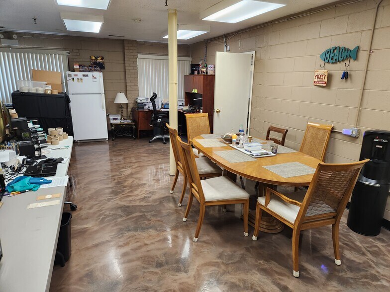 More Photos Of 2708-2714 S 9th Ave, Broadview Manufacturing For Sale