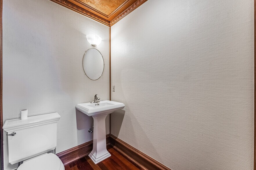 More Photos Of 324 N College Ave, Fayetteville Office For Sale
