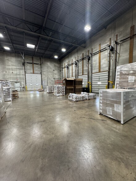 More Photos Of 880 N Wood Dale Rd, Wood Dale Warehouse For Lease
