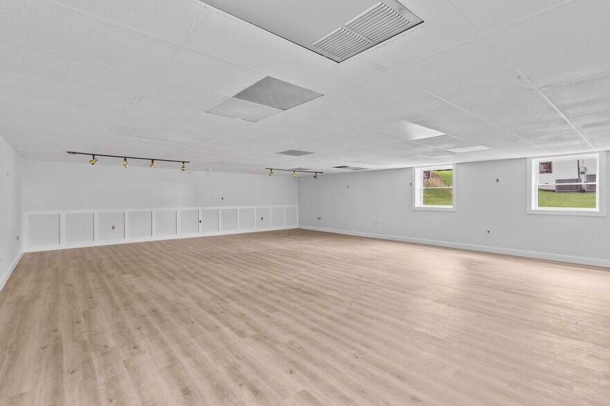 More Photos Of 384 Main st, Timberville Freestanding For Lease