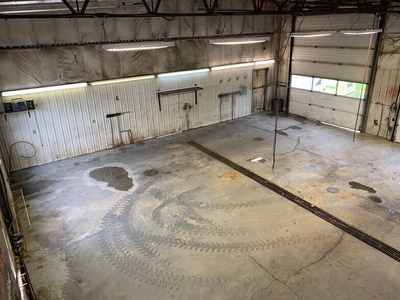 More Photos Of 4827 47 Av, Entwistle Industrial For Sale