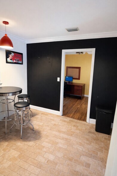 More Photos Of 1002 NE 1st St, Pompano Beach Office For Lease