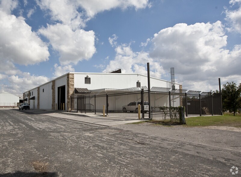 More Photos Of 302 Casa Blanca St, San Antonio Warehouse For Sale