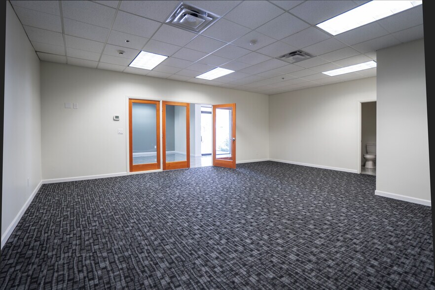 More Photos Of 2265 W Desert Cove Ave, Phoenix Manufacturing For Lease