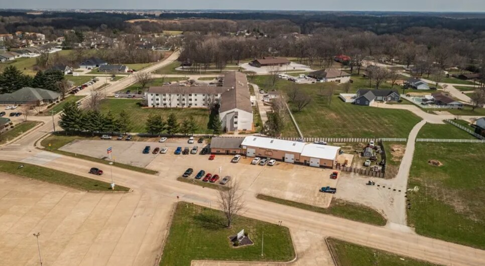More Photos Of 2300 Hoffman Dr, Effingham Auto Repair For Sale