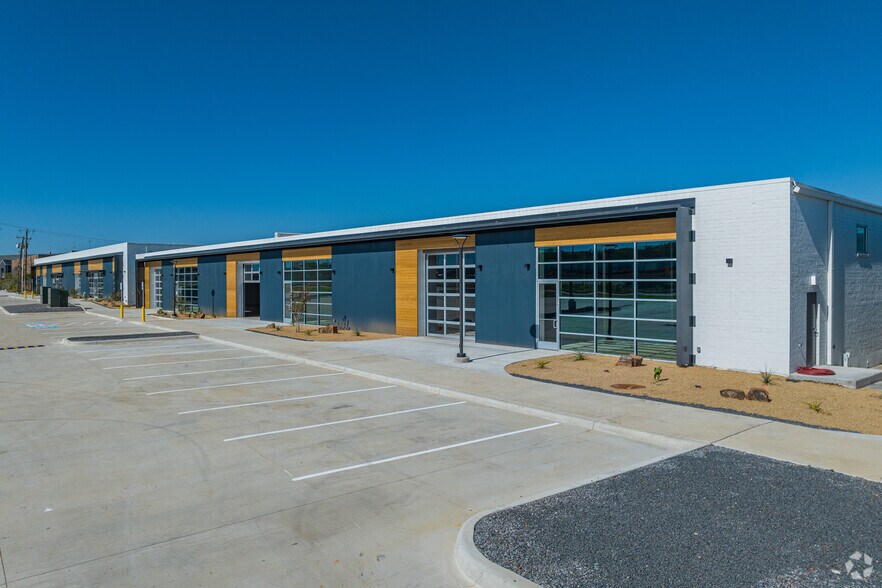 More Photos Of 3216-3308 Royalty Row, Irving Showroom For Lease