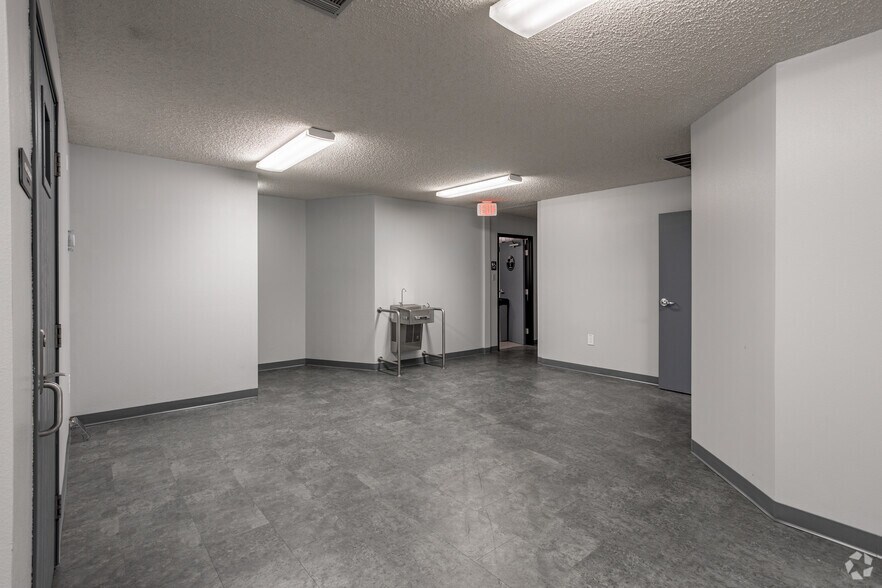 More Photos Of 3775 Elizabeth St, Riverside Office For Sale