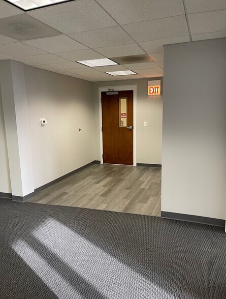 More Photos Of 110 S Hager Ave, Barrington Office For Lease