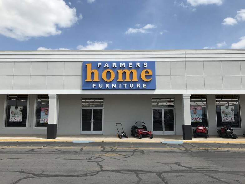 More Photos Of 2002-2028 N Locust Ave, Lawrenceburg General Retail For Lease