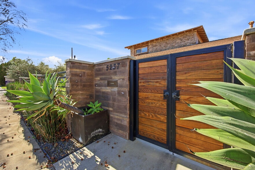 More Photos Of 5237 Topanga Canyon Blvd, Woodland Hills Multifamily For Sale
