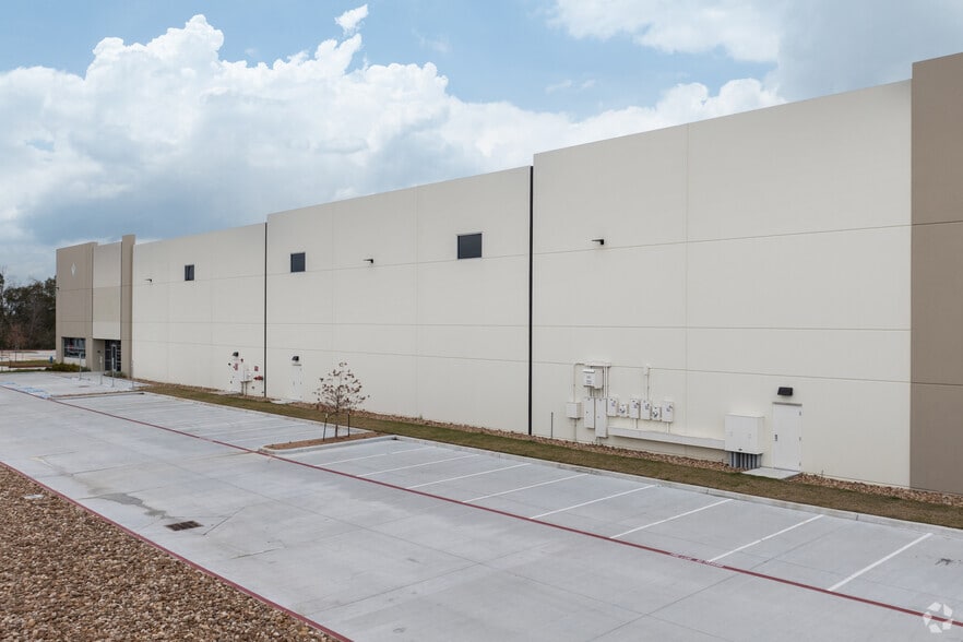 More Photos Of 7491 Rankin Rd, Humble Distribution For Lease