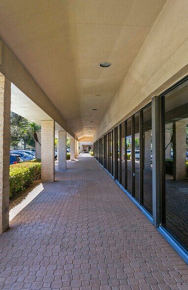 More Photos Of 901-1001 N University Dr, Coral Springs General Retail For Lease