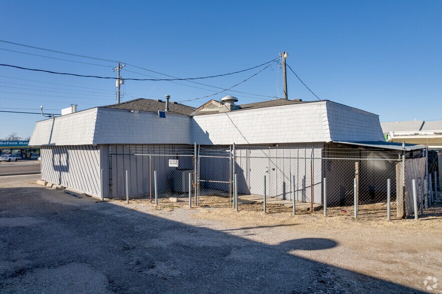 More Photos Of 2300 S Air Depot Blvd, Midwest City Freestanding For Lease