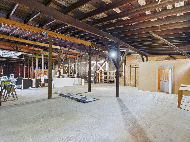 More Photos Of 201 W High St, Edwardsville Showroom For Sale